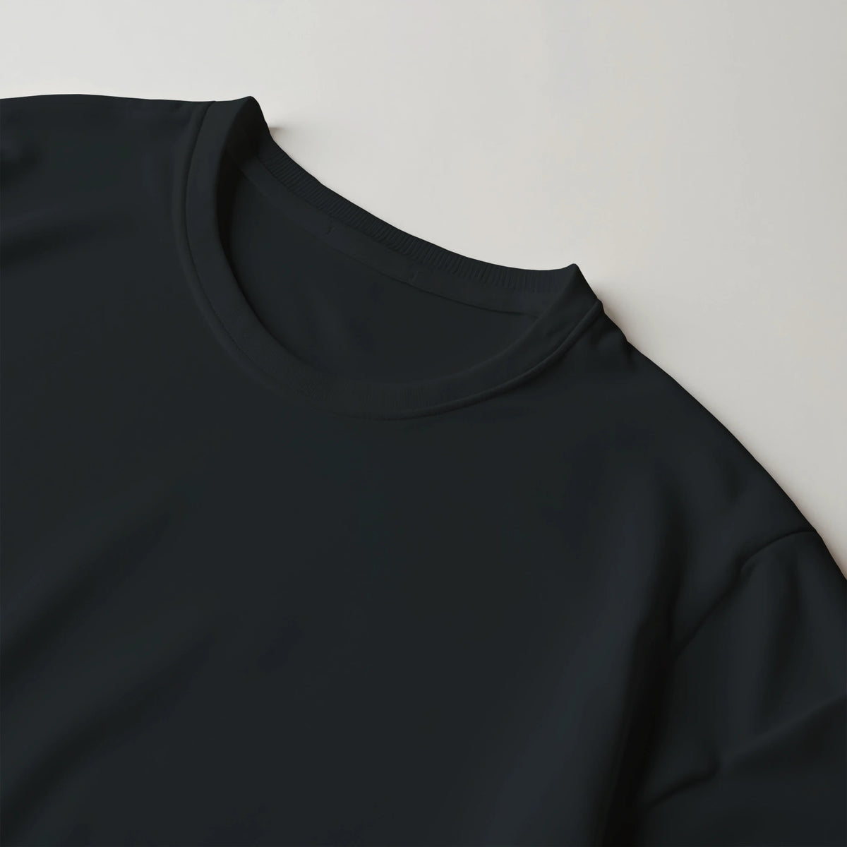 (retro con grafica): T-shirt nera Graffiourbano GU02 – grafica Raven's Prayer con corvo e croce su sfondo rosso